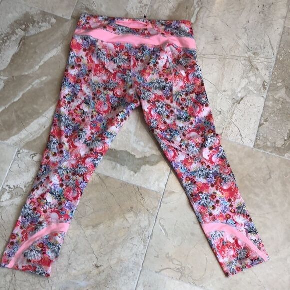 Lululemon flowabunga pace crops sz 4 pristine - Picture 8 of 8